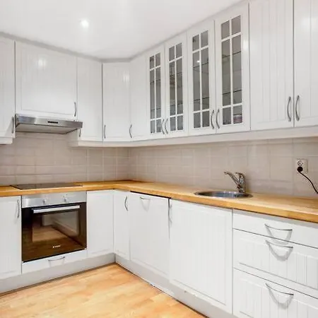 Spacious, Modern Apartment, Central Location, 3br شقة *